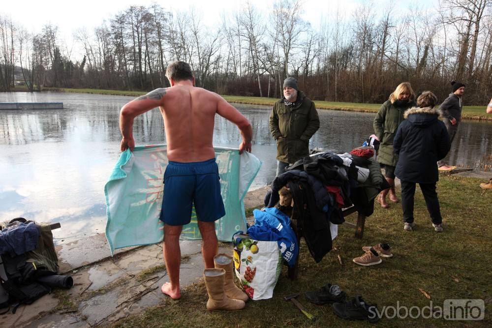 Foto: S rokem 2020 se otužilci rozloučili koupelí v ledu