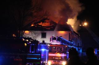 Hořela městská ubytovna v Sedlci, škoda se šplhá do milionů korun