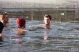 20201231134752_5G6H3491: Foto: S rokem 2020 se otužilci rozloučili koupelí v ledu