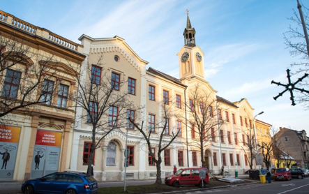 Budova Obchodní akademie v Kolíně má nový kabát