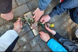 Děti a mládež z klubu Kotva se připojili ke středeční akci „Čistíme kutnohorské Stolpersteine“