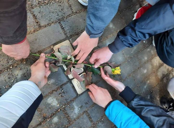 Děti a mládež z klubu Kotva se připojili ke středeční akci „Čistíme kutnohorské Stolpersteine“