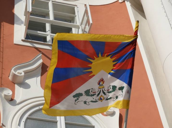 Tibetská vlajka zavlála také nad čáslavskou radnicí