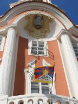 20210310210514_DSCN7265: Tibetská vlajka zavlála také nad čáslavskou radnicí