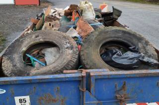 V rámci akce „Ukliďme Česko“ nasbírali kolem neškaredické přehrady kontejner odpadků