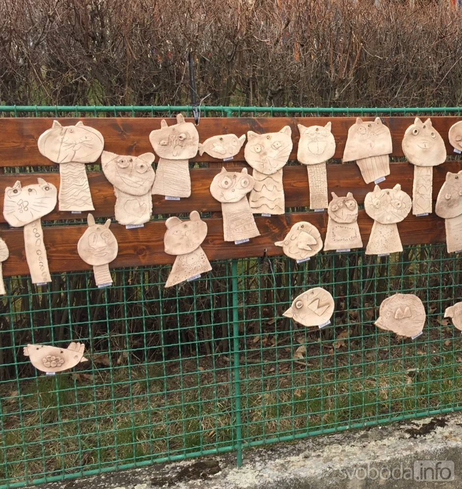 V Galerie na plotě vystavují své práce děti z miskovické školky