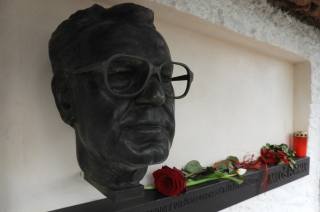 Bustu Miloše Formana instalovali čáslavští na jeho rodném domě