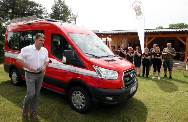 Foto: Slavnost v Miskovicích - hasiči mají nové auto, fotbalisti opravé kabiny!