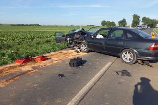 Dopravní nehoda v Církvici s těžkým zraněním uzavřela silnici u železničního přejezdu