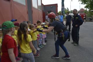 Děti z miskovické školky navštívily hasiče v Uhlířských Janovicích