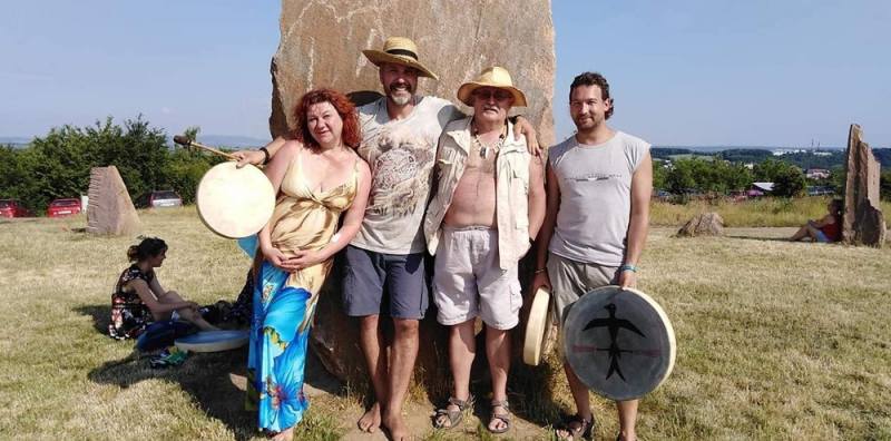 Slunovratové bubnování se uskutečnilo v sobotu u kutnohorských menhirů