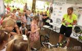 20210622214455_5G6H2562: Foto: Dětem z ZŠ T.G. Masaryka se věnovali v rámci projektu „Na kole jen s přilbou“