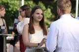20210627015319_IMG_1275: Foto: Maturitní ples připravili na konec školního roku na zahradě zámku Kačina!