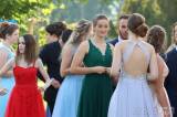 20210627015319_IMG_1309: Foto: Maturitní ples připravili na konec školního roku na zahradě zámku Kačina!