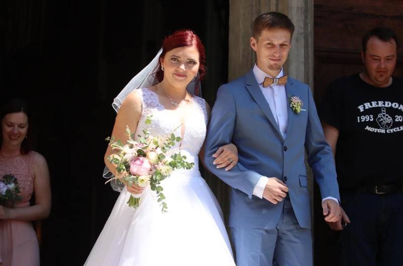 Foto, video: Motorkáři z Freedoom Čáslav gratulovali novomanželům Procházkovým