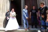 20210704195009_IMG_4838: Foto, video: Motorkáři z Freedoom Čáslav gratulovali novomanželům Procházkovým