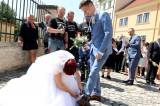 20210704195010_IMG_4916: Foto, video: Motorkáři z Freedoom Čáslav gratulovali novomanželům Procházkovým
