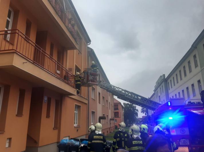V Čáslavi hořel byt, hasiči museli evakuovat pět osob