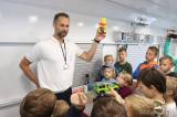 20210806100117_IMG_6674: Kutnohorské děti z příměstského tábora Veselá věda navštívil kamion s technickou laboratoří