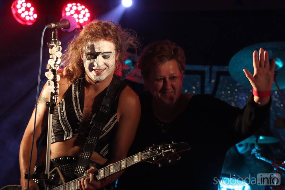 Foto: Letní parket v Nových Dvorech rozhýbaly hity skupiny Kiss!