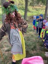 20210924202312_miskovice790: Pohádkový les dětem z MŠ Miskovice připravili rodiče