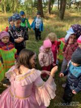 20210924202313_miskovice797: Pohádkový les dětem z MŠ Miskovice připravili rodiče