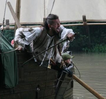 Nefalšovaná bitva pirátů se strhla na rybníce v areálu mlýna v Paběnicích