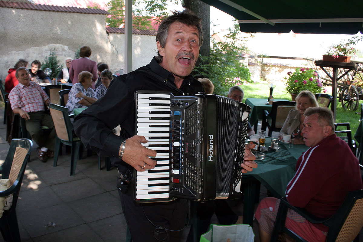 Josef Matura svou hudbou oživil zahradu restaurace U žlutého kola