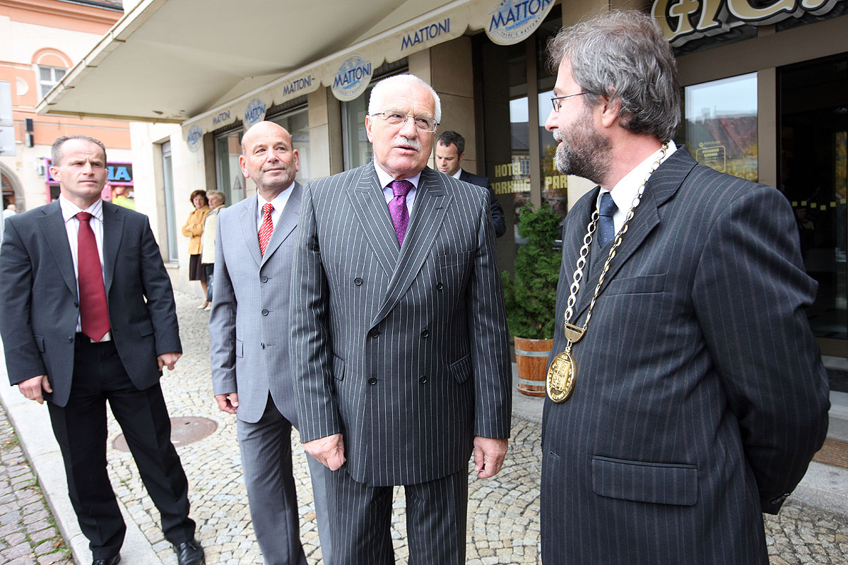 Prezident Václav Klaus otevřel nový provoz v továrně Philip Morris, poté obědval se starostou