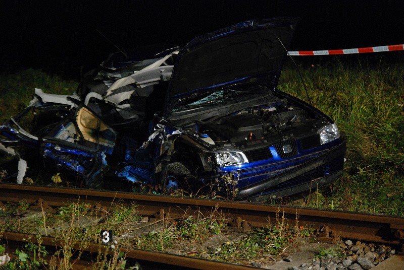 Nehodu na železničním přejezdu nepřežil jedvadvacetiletý spolujezdec