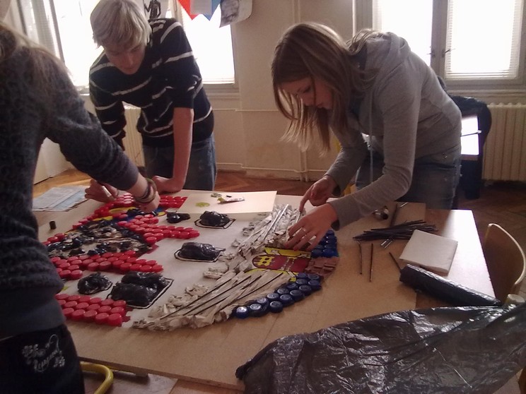 Čáslavští studenti vytvořili netradiční erb města, k jeho výrobě použili odpadové materiály