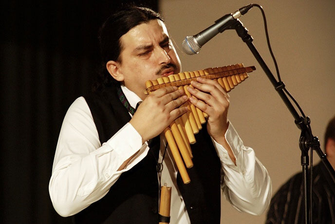 Vynikající peruánský hráč na andské flétny Vlado Urlich oslnil třemošnický kulturní dům