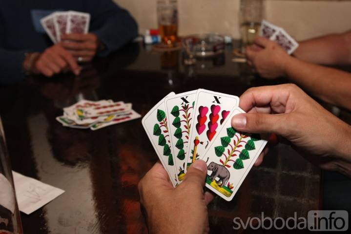 Obhájí Vladimír Sudek v pátek vítězství z prosincového turnaje karetní hry "prší"?