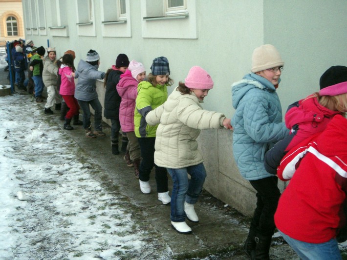 Živý řetěz složený ze sto devadesáti žáků objal budovu čáslavské základní školy