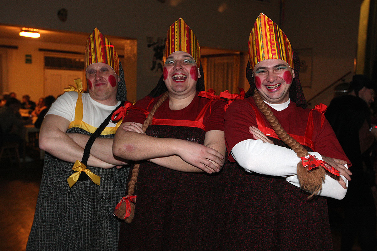 Na maškarním plese v Hlízově se sešly různé postavy, řádili i "úchyláci"