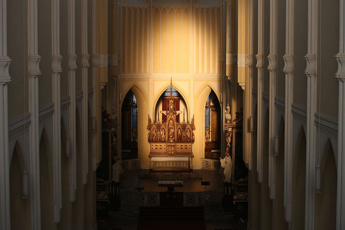 Sluneční světlo rozehrálo velké divadlo v sedlecké katedrále i v úterý