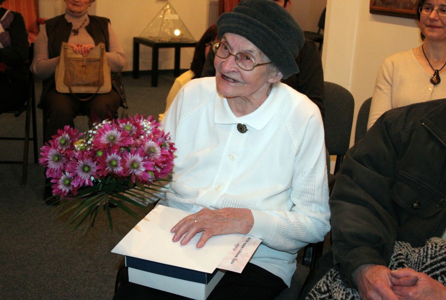 Sedmadevadesátiletou Marii Felixovou ocenili za celoživotní věrnost knihovně v Čáslavi