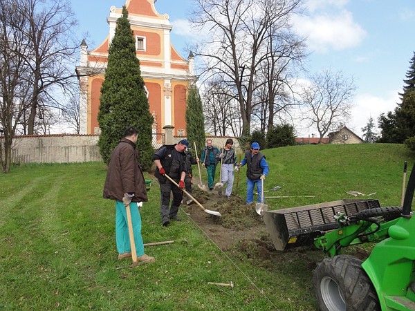 Tříkrálová sbírka přispěla k obnově hlavní cesty ke kostelu sv. Marka v Žehušicích
