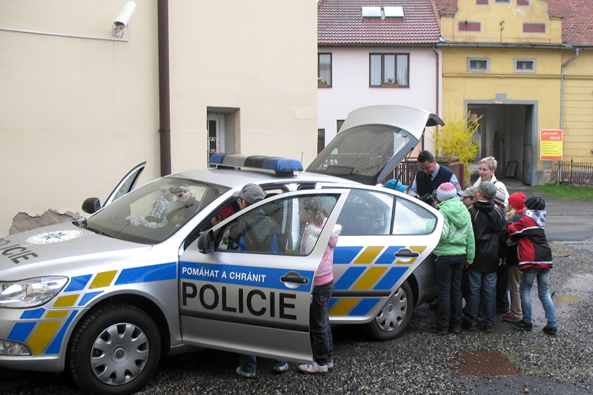 Děti navštívily policejní oddělení v Uhlířských Janovicích, nahlédly i do služebního auta