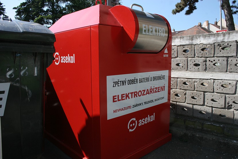 Čáslaváci mají nově k dispozici šestnáct červených kontejnerů na drobný elektroodpad