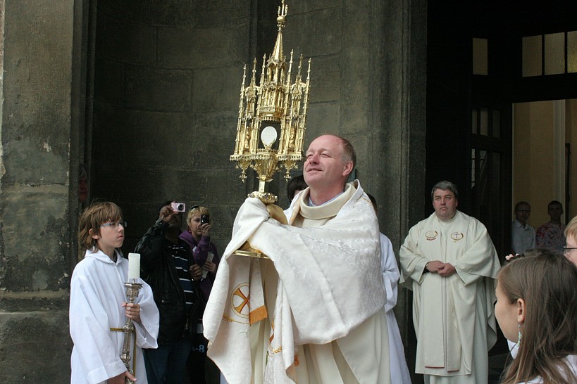 Vzácná Sedlecká monstrance se slavnostně vrátila do katedrály Nanebevzetí Panny Marie