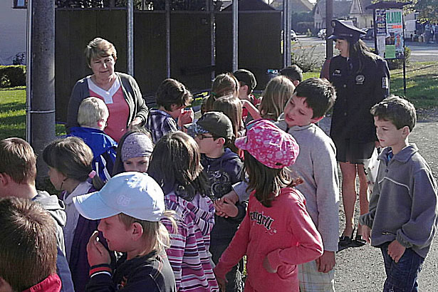 Policisité vyrazili s dětmi z červenojanovické základní školy do terénu