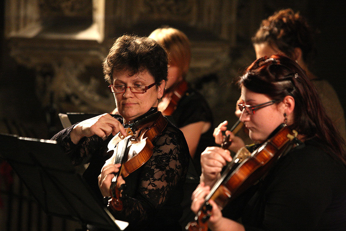 Foto: Kutnohorský komorní orchestr zpříjemnil zaplněnému kostelu sobotní večer