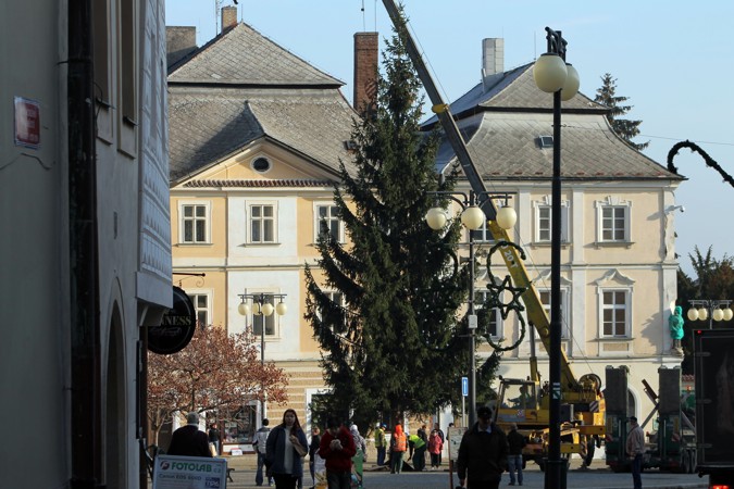 Vánoční strom už zdobí Palackého náměstí v Kutné Hoře, rozsvítí se 2. prosince