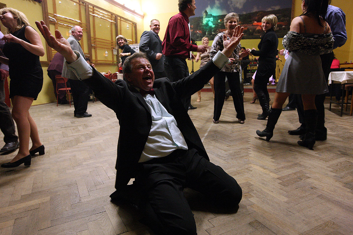 Foto: Pověstné peklo ve Starkoči pohltilo řadu tanečníků sobotního plesu