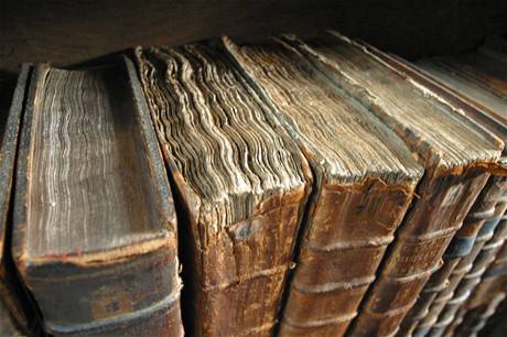 Na zahradě kutnohorské knihovny vznikl hřbitov knih, přijďte je zachránit