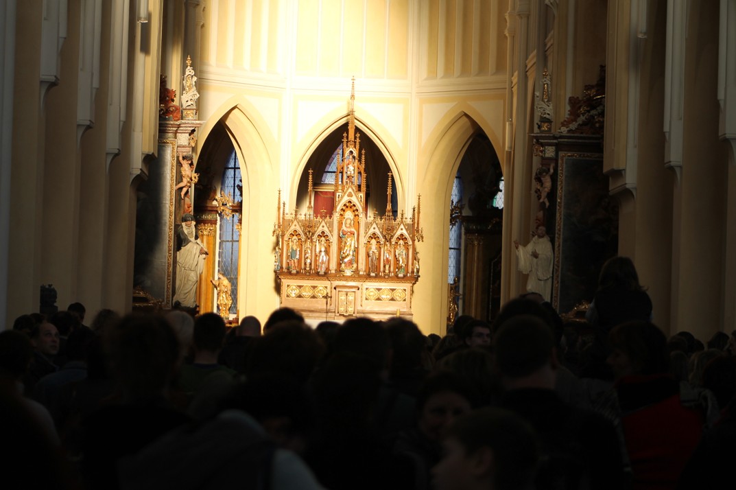 Foto: Středem katedrály v Sedlci putoval sluneční paprsek zapadajícího slunce