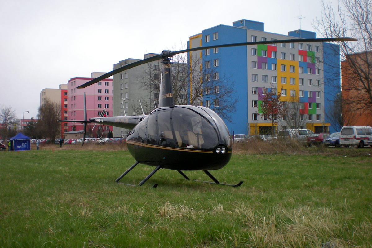 Foto: Nová atrakce Sedlecké pouti - vrtulník startující přímo pod okny domů na sídlišti