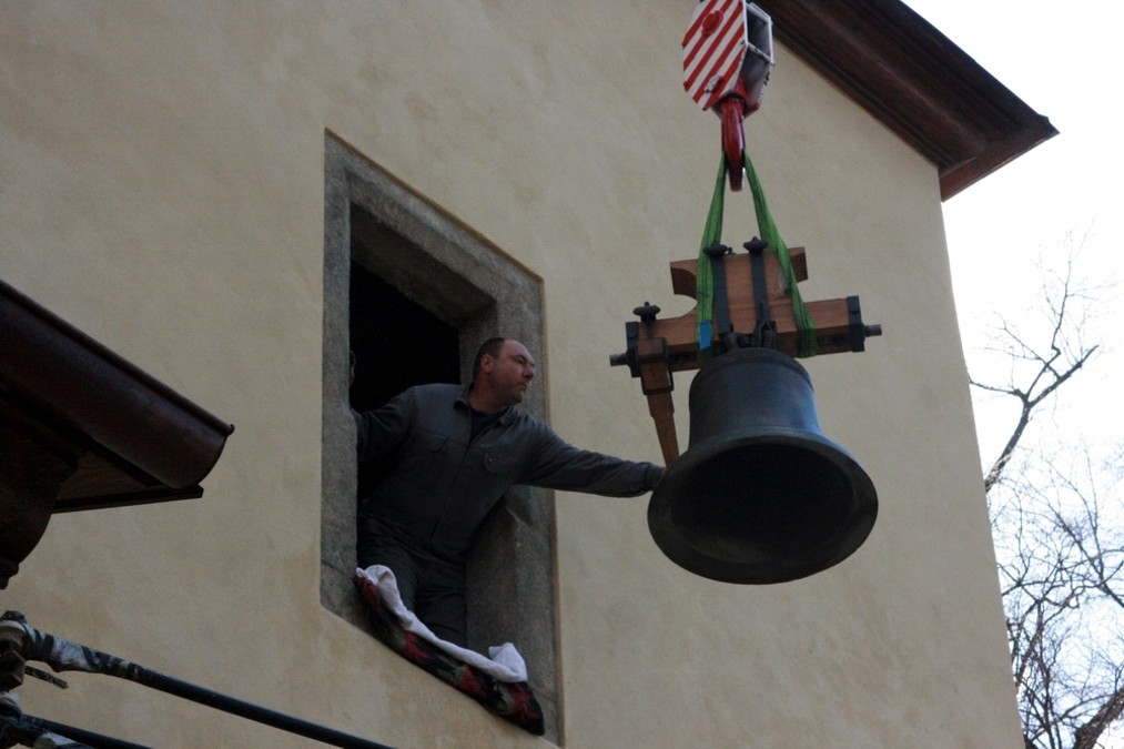 Na kostele v Košicích již znovu visí restaurovaný zvon z roku 1475