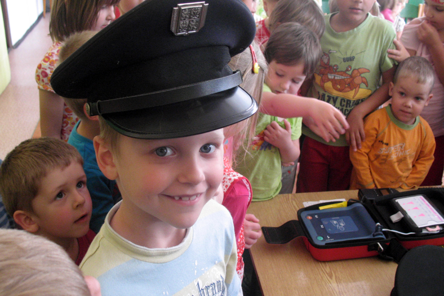 Děti z čáslavské mateřské školky "U Bašty" v pátek přivítaly policistky